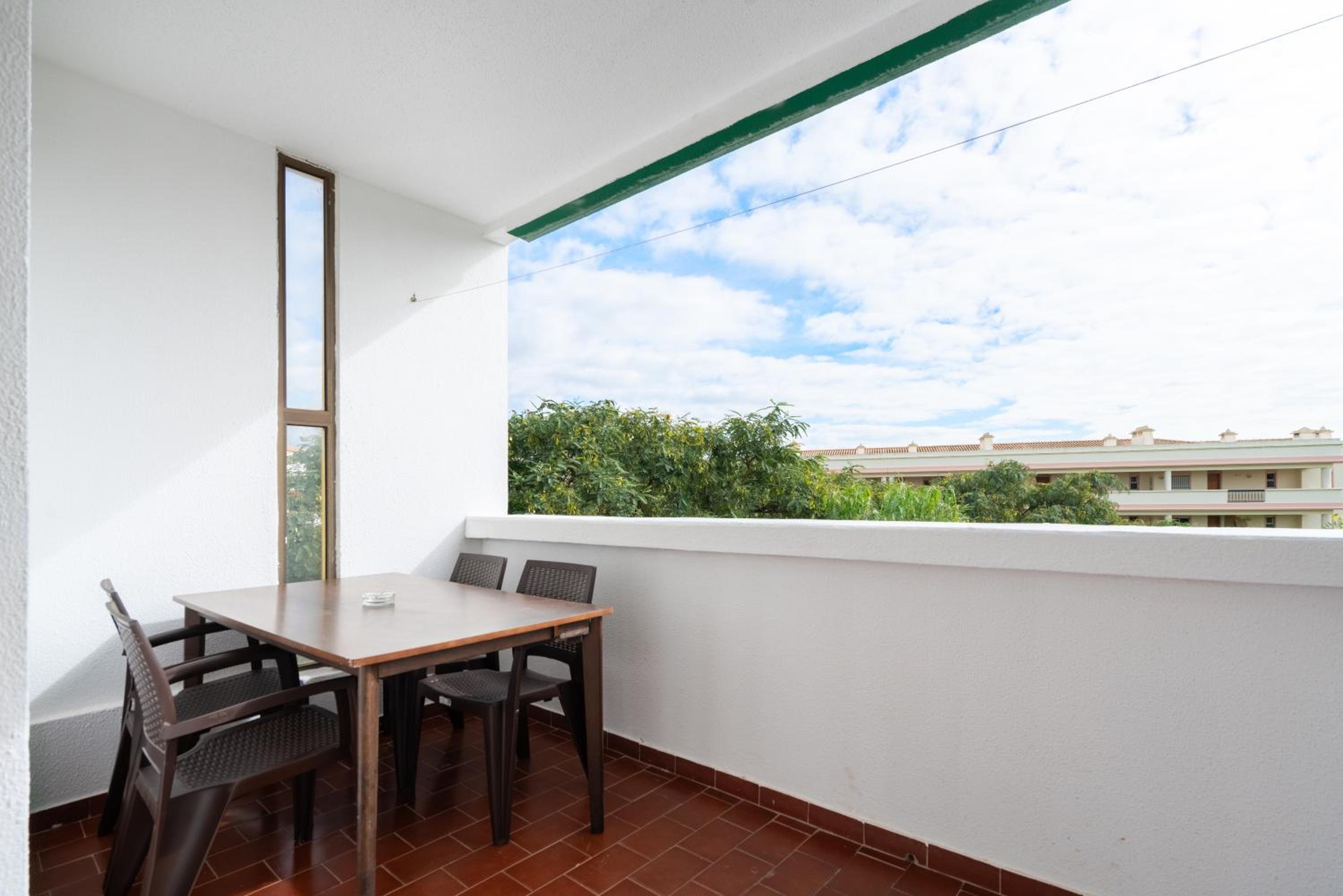 Magnifique 1 Bed Flat with Pool, Large Balcony and Parking