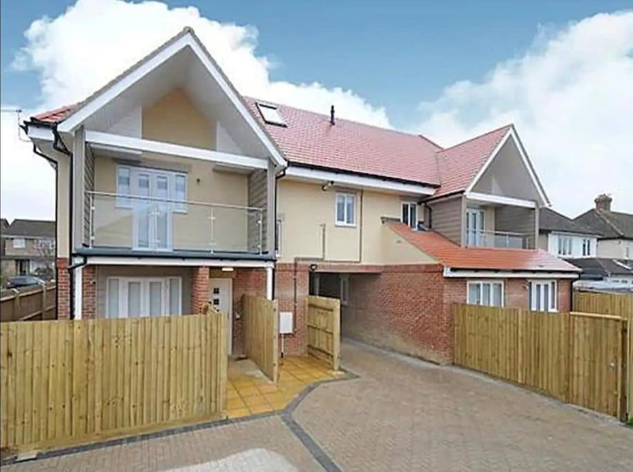 Modern 1 bed Oxford Apartment with parking view 4