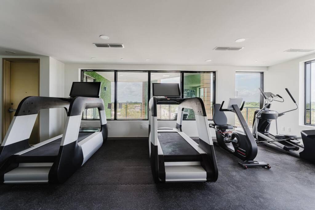 Modern 2BR, Family-Friendly in FLL, Near Beach! view 5
