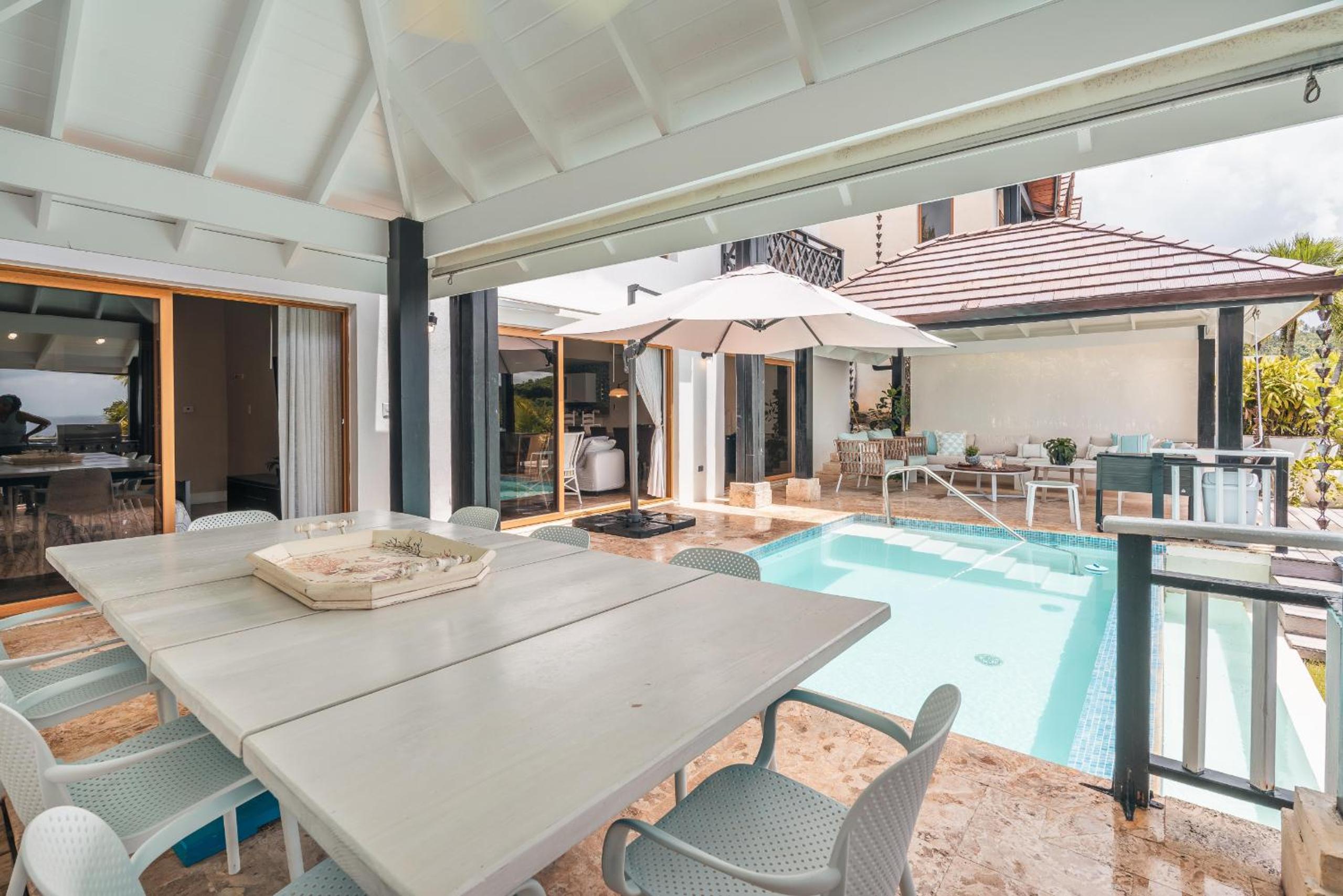 Magnificent villa with ocean view in Puerto Bahia