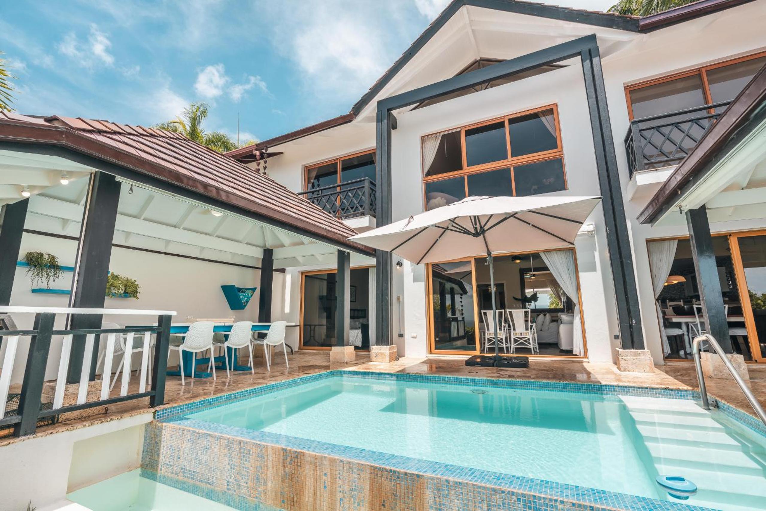 Magnificent villa with ocean view in Puerto Bahia
