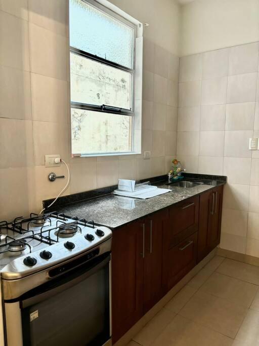Elegante y amplio departamento
