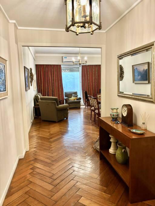 Elegante y amplio departamento