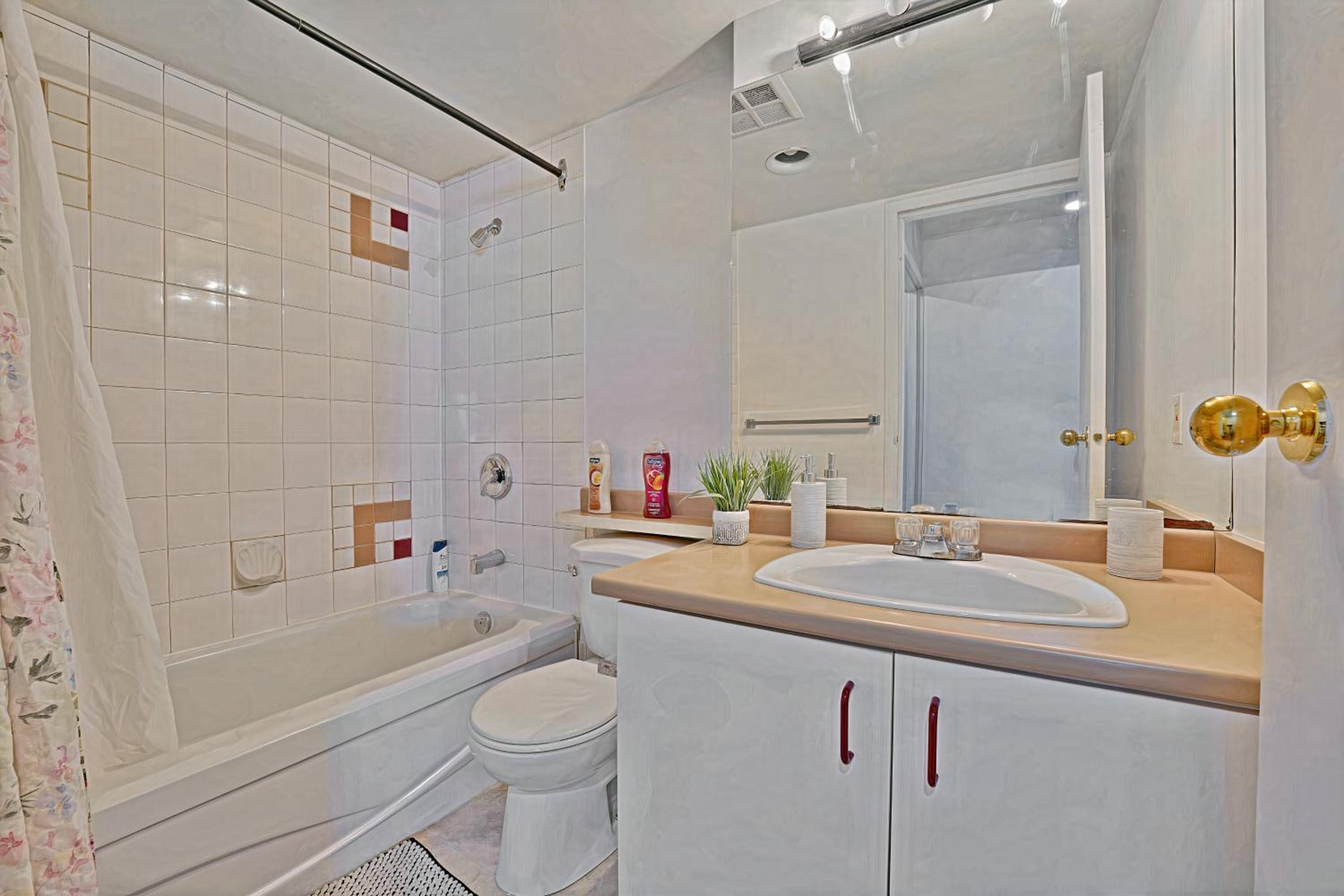 Your Cozy Haven Two-Bedroom Apartment in the Heart of Downtown