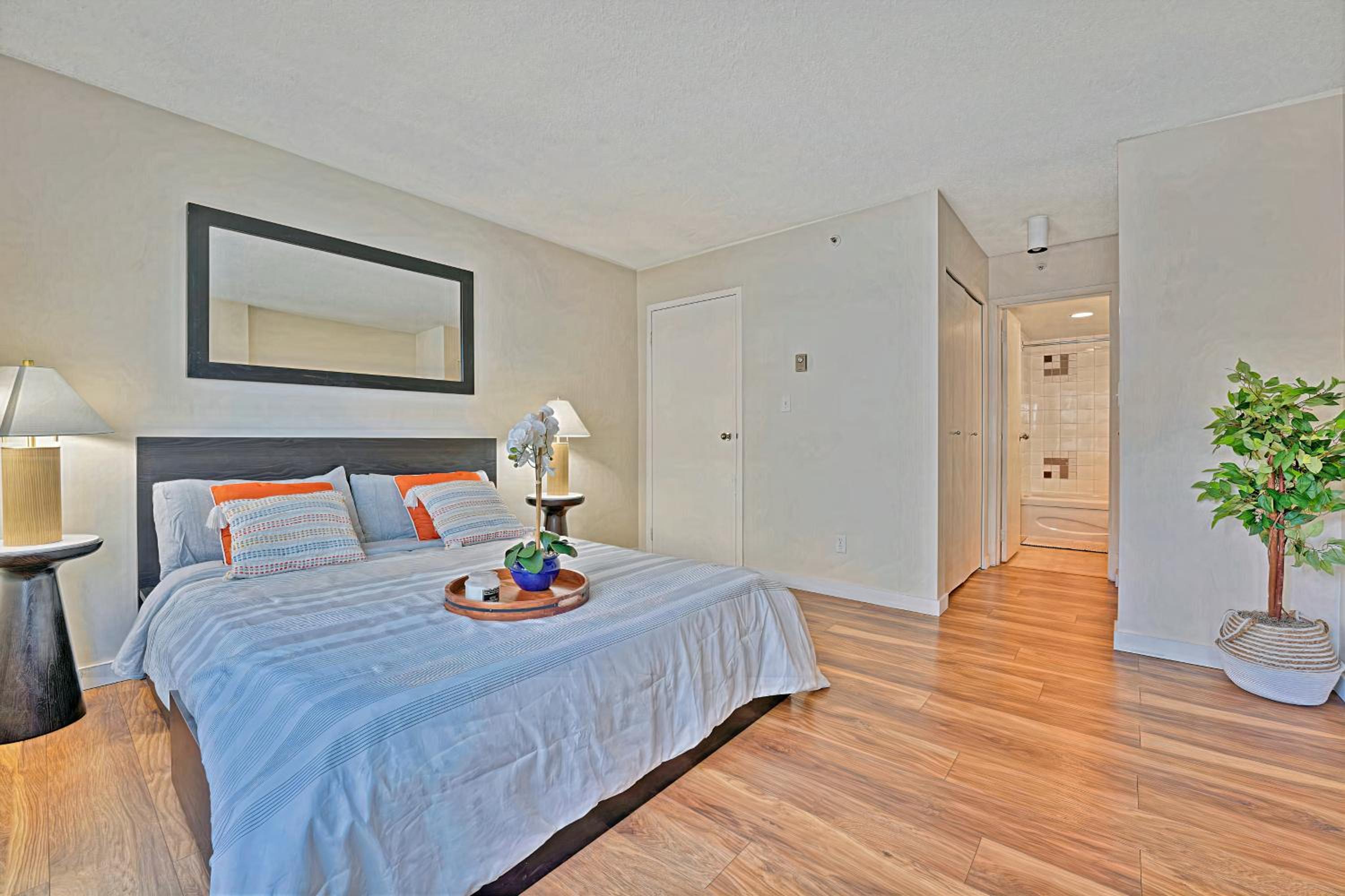 Your Cozy Haven Two-Bedroom Apartment in the Heart of Downtown