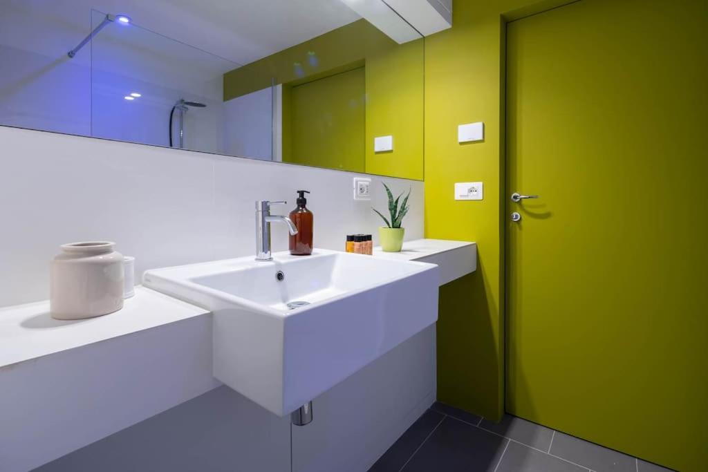 Rialto Green Design Apartment