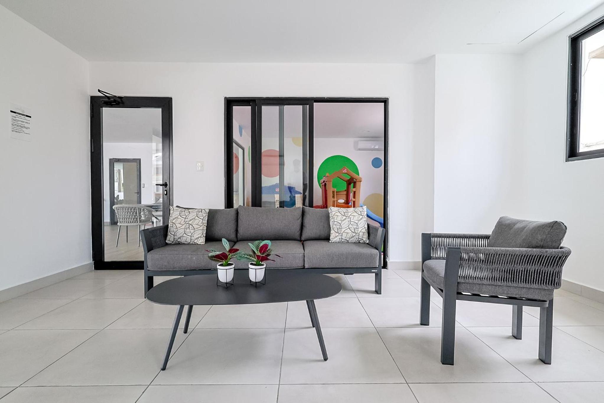 Cozy, Centric 1BR Condo, Pool view 3