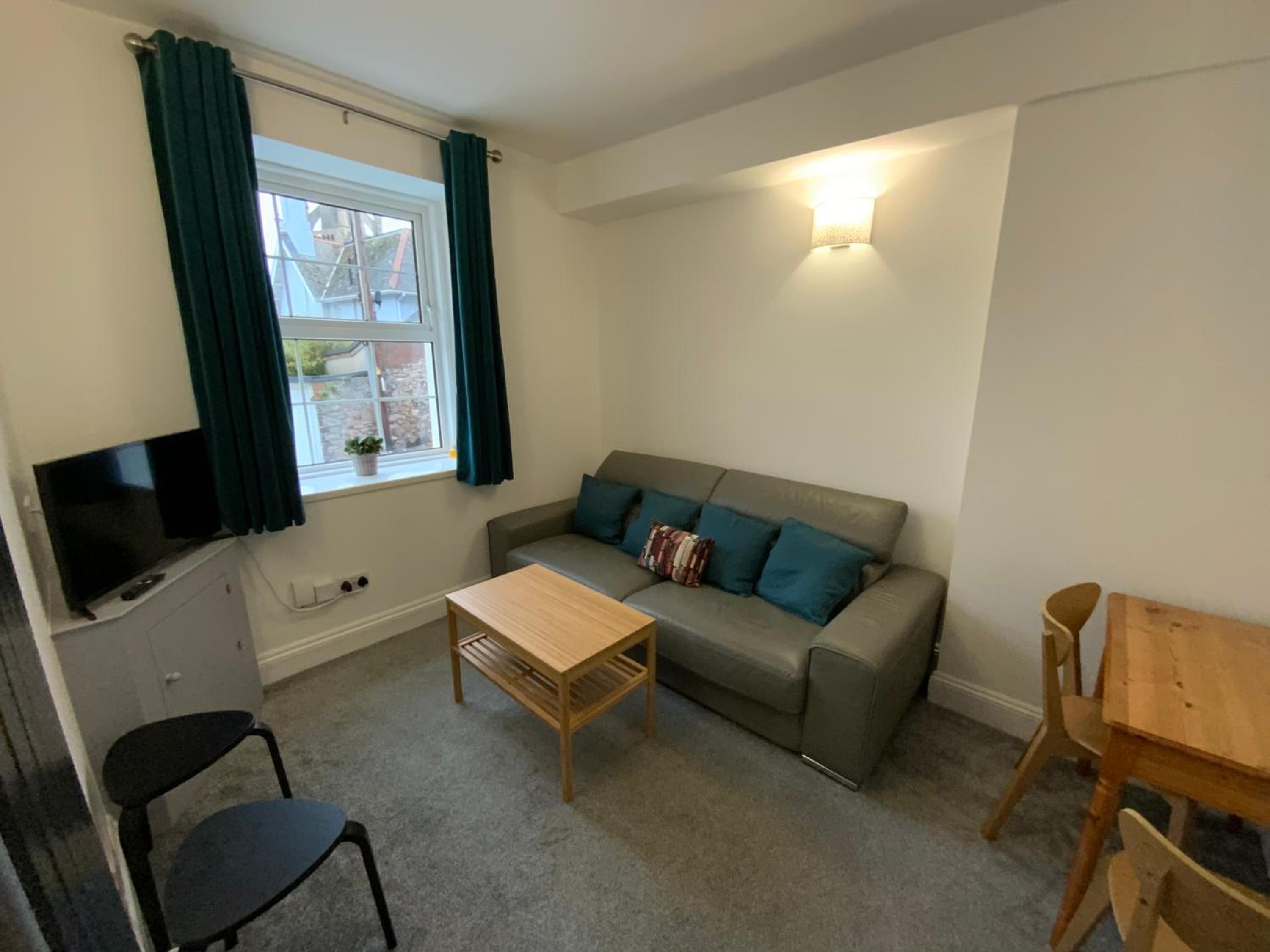Centrally located, beautifully presented apartment