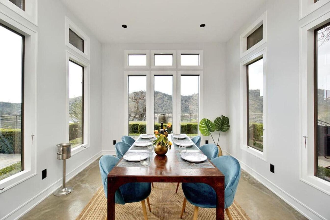 Stylish,Serene Table Mountain Villa by Lake!