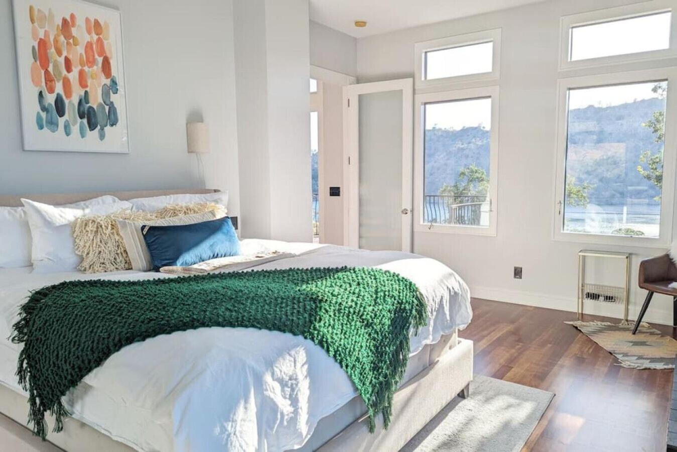 Stylish,Serene Table Mountain Villa by Lake!