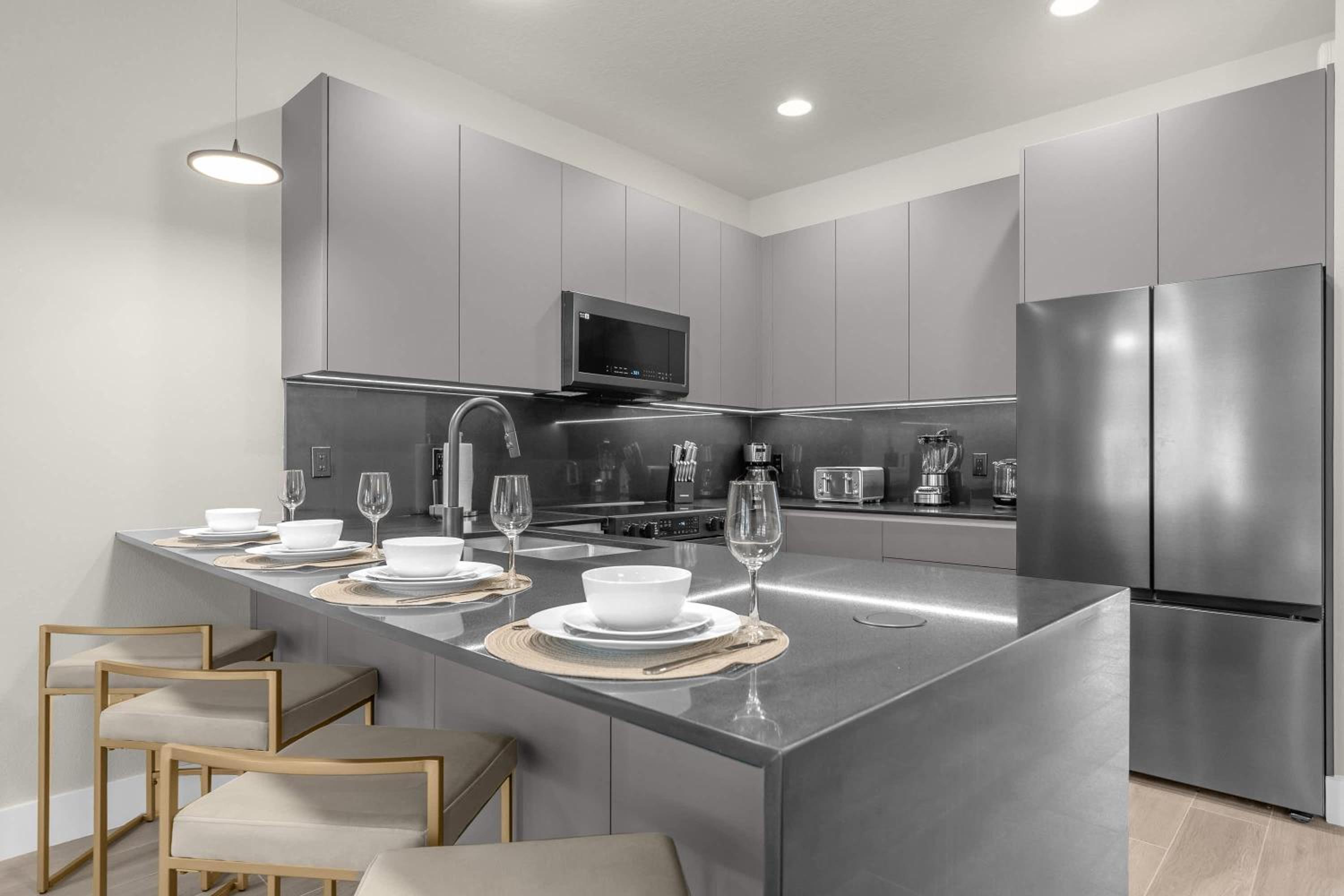 Upstay - Modern Family Townhouse w Private Pool