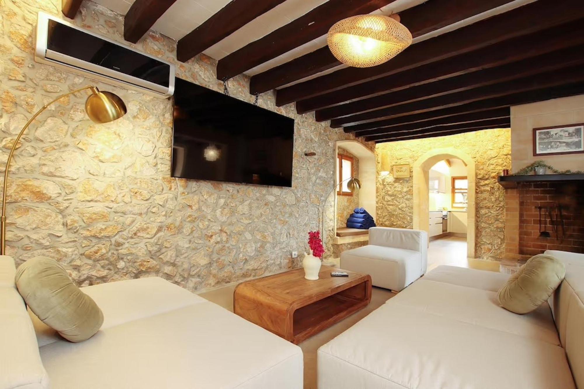 Rustic house recently renovated villa with views to the Pollensa mountains by Renthousing