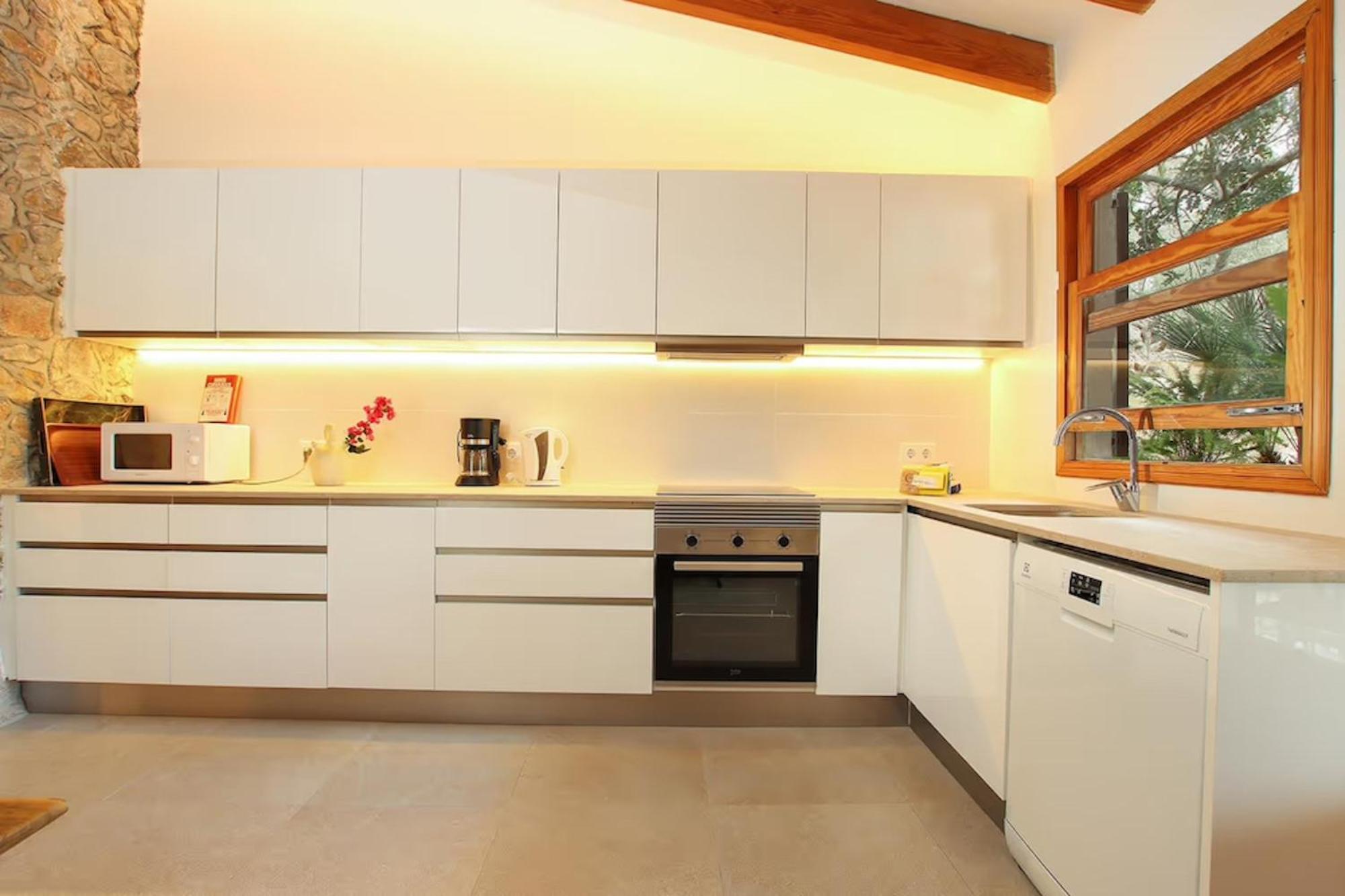 Rustic house recently renovated villa with views to the Pollensa mountains by Renthousing
