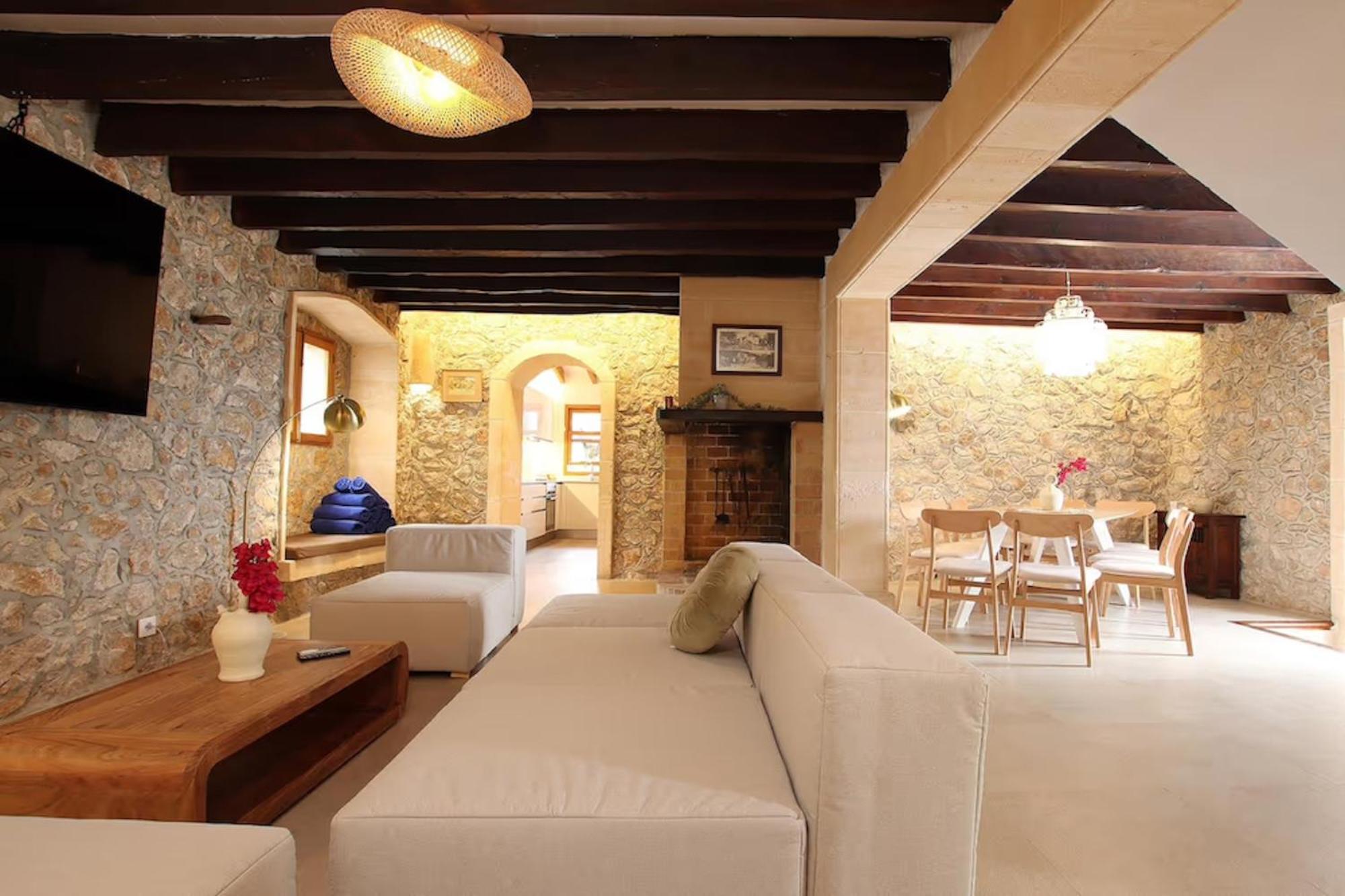 Rustic house recently renovated villa with views to the Pollensa mountains by Renthousing
