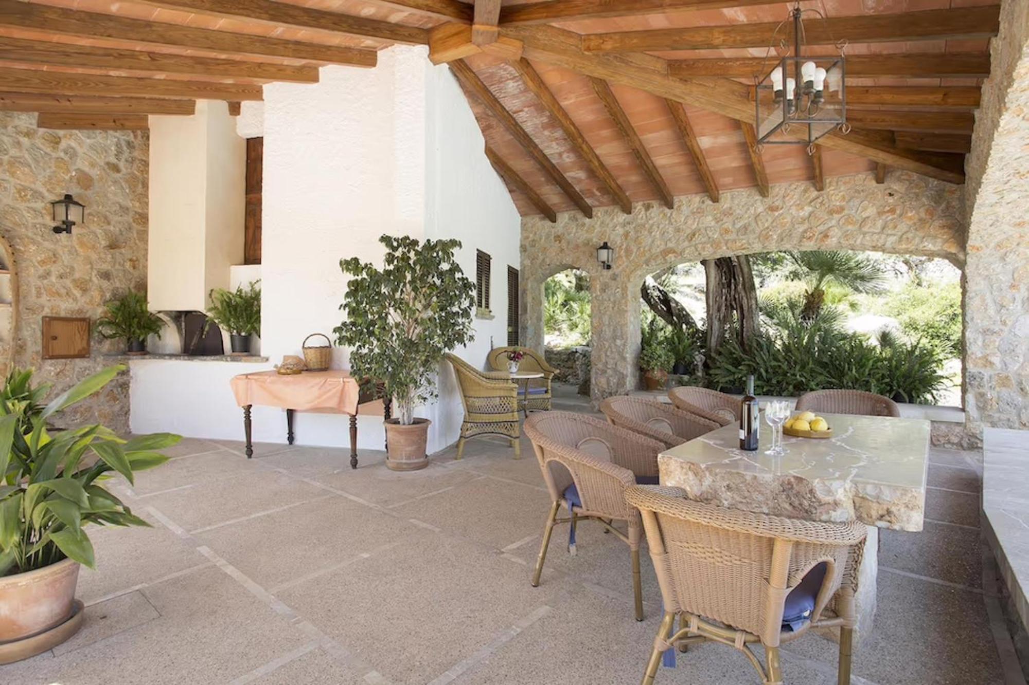 Rustic house recently renovated villa with views to the Pollensa mountains by Renthousing