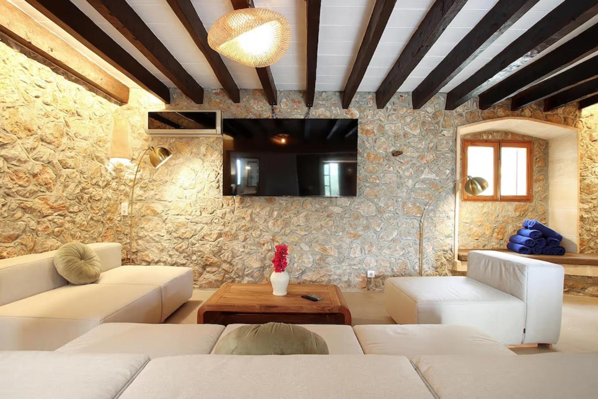 Rustic house recently renovated villa with views to the Pollensa mountains by Renthousing