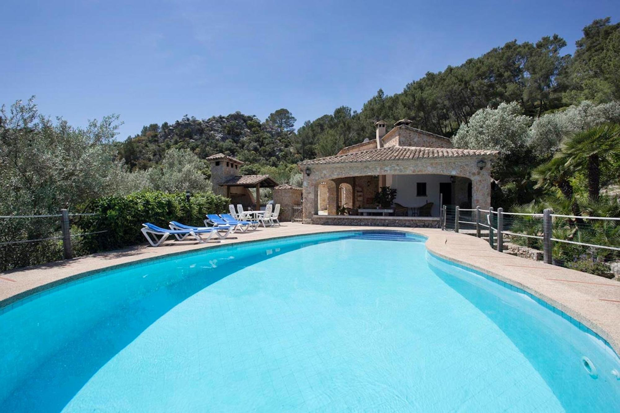 Rustic house recently renovated villa with views to the Pollensa mountains by Renthousing