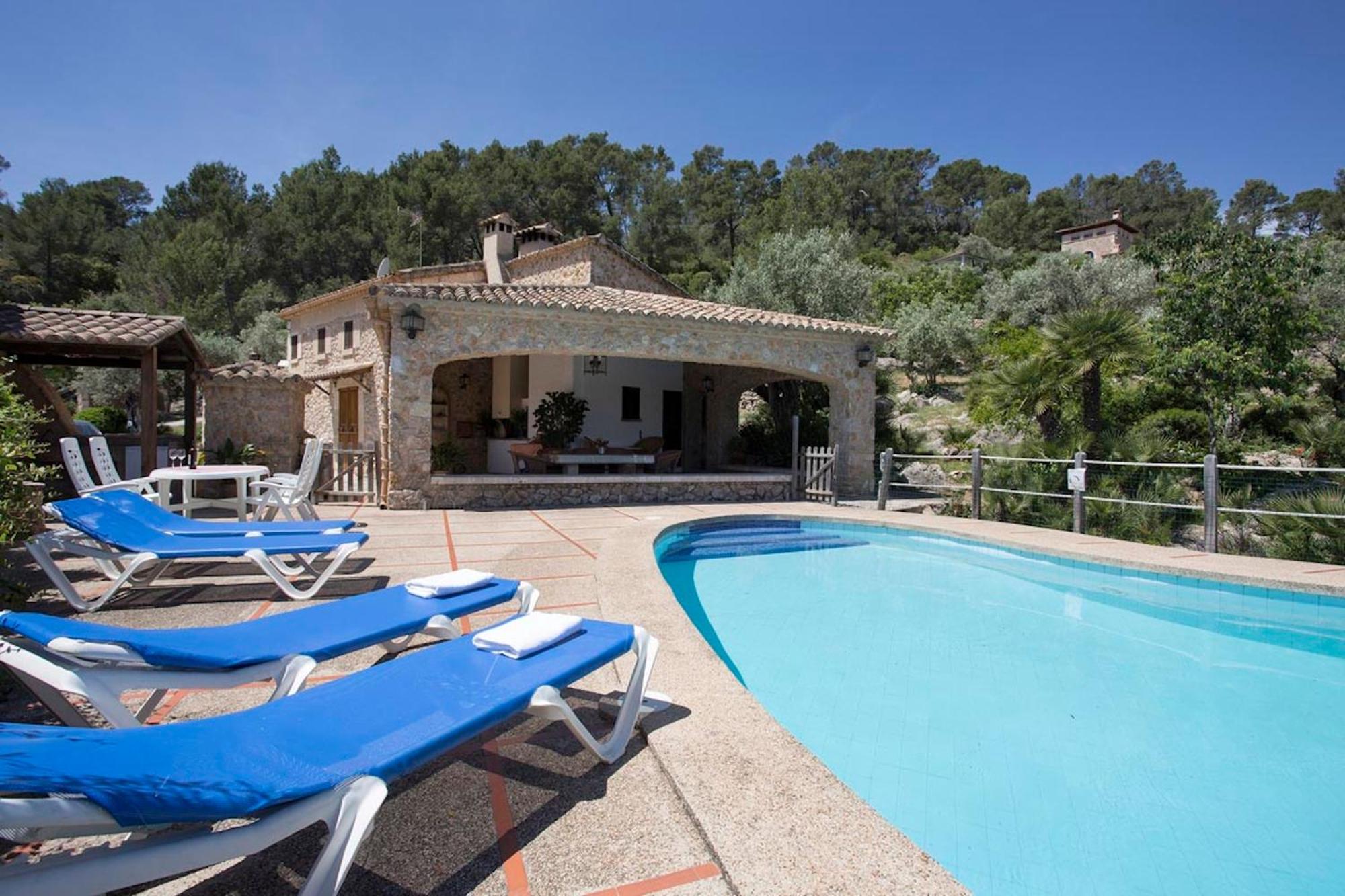 Rustic house recently renovated villa with views to the Pollensa mountains by Renthousing