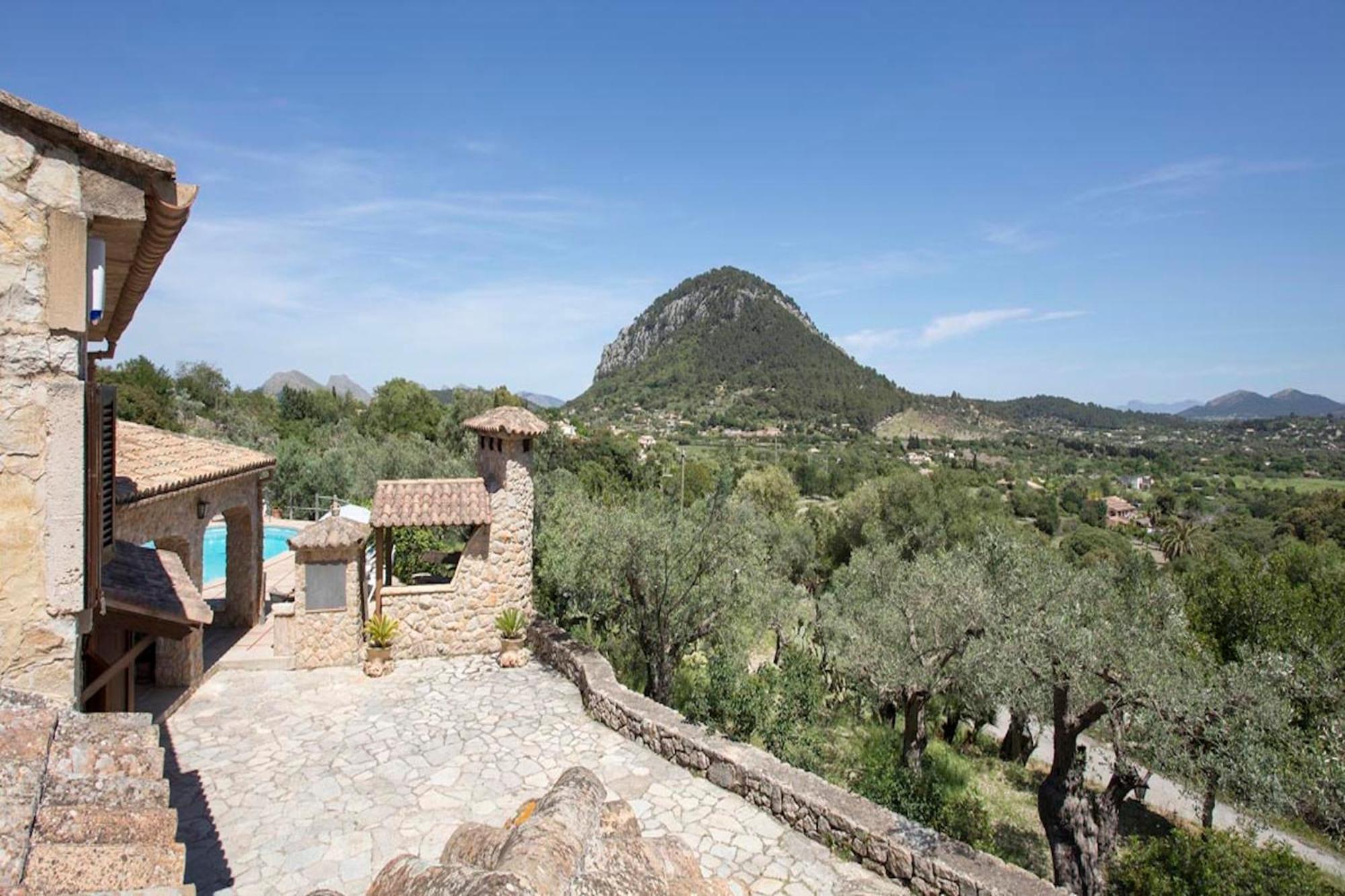 Rustic house recently renovated villa with views to the Pollensa mountains by Renthousing