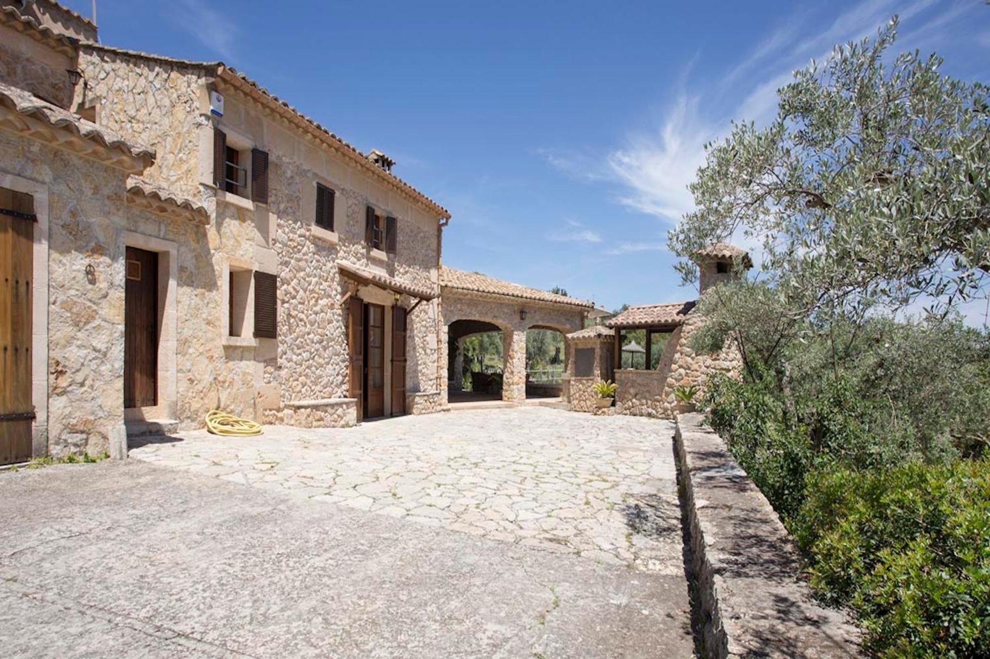 Rustic house recently renovated villa with views to the Pollensa mountains by Renthousing