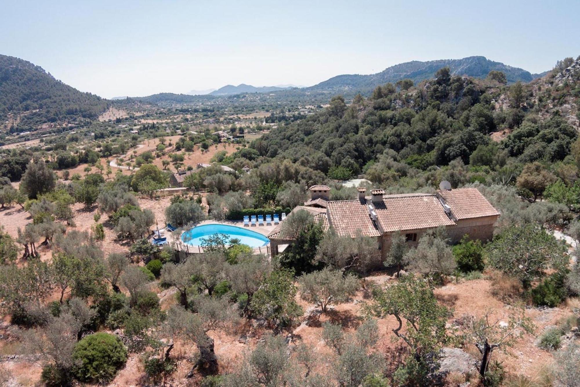 Rustic house recently renovated villa with views to the Pollensa mountains by Renthousing