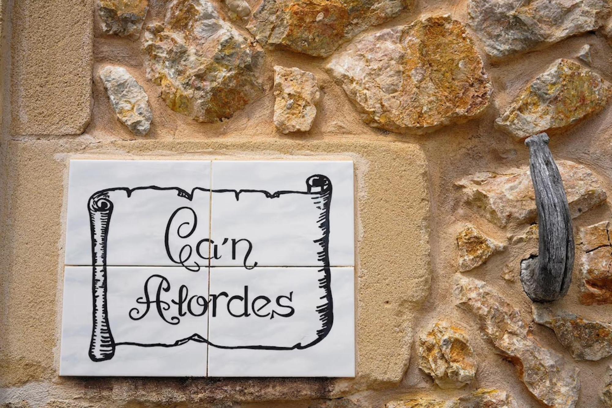 Rustic house recently renovated villa with views to the Pollensa mountains by Renthousing
