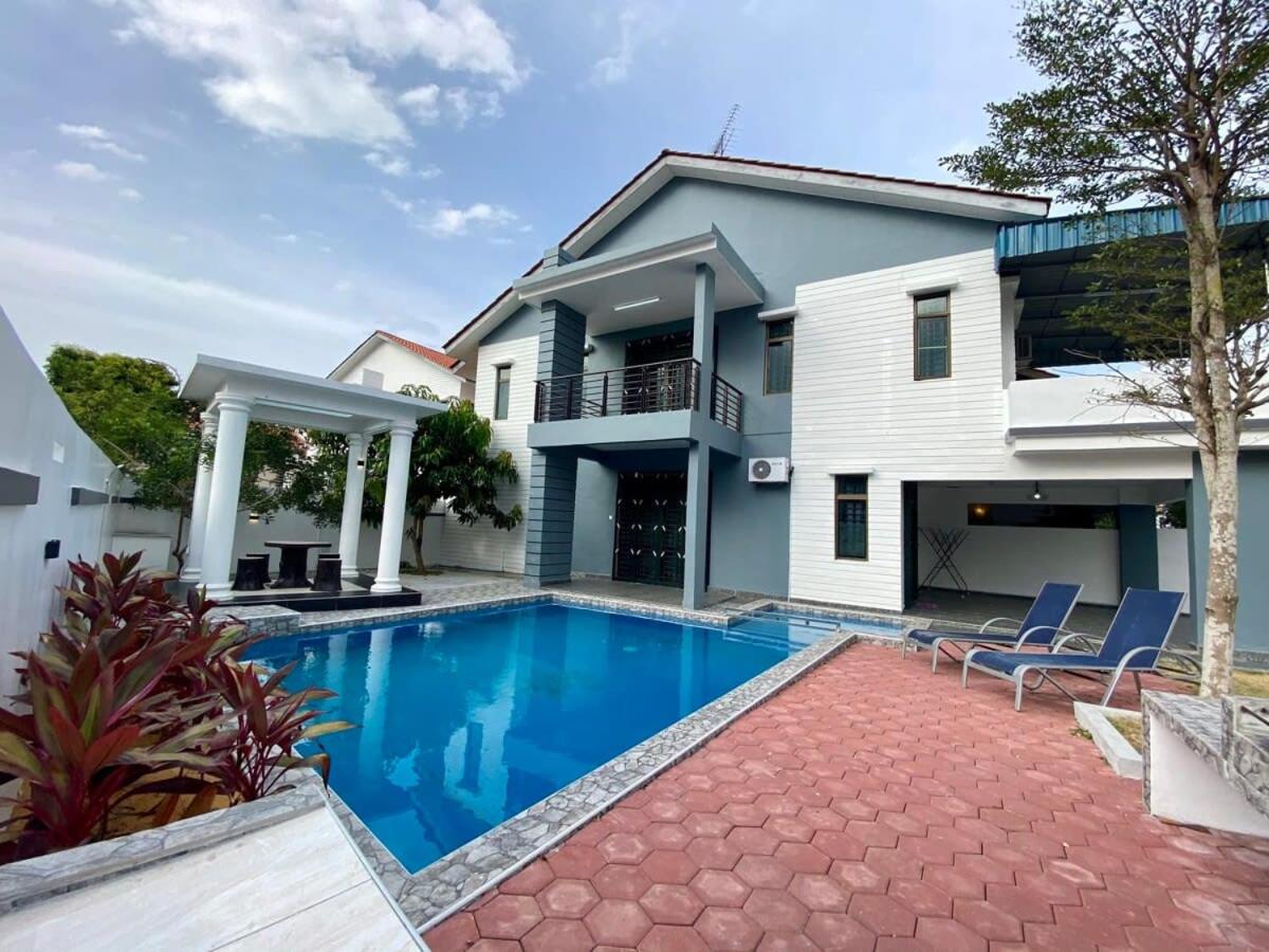 A Stylish 4BR Home with Private Pool