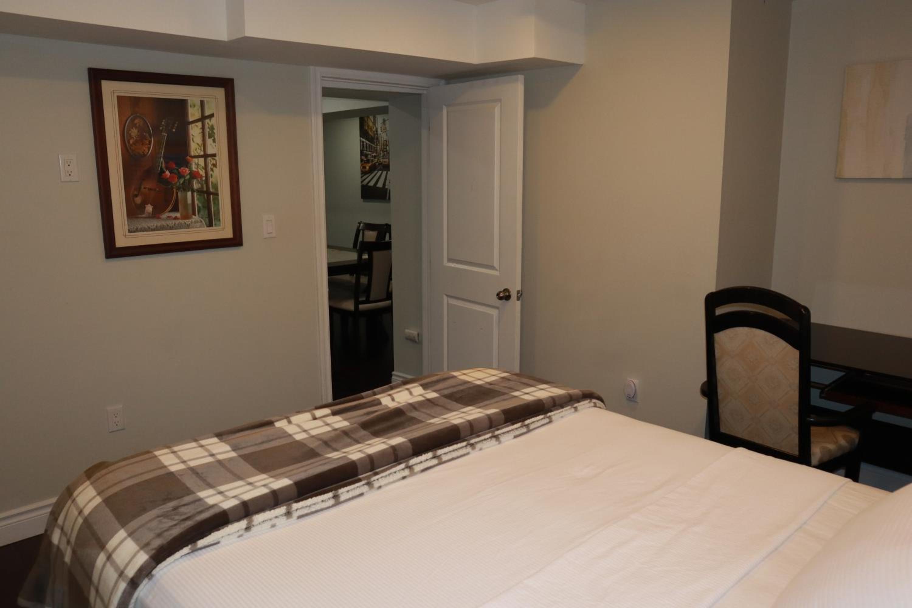 Stunning Furnished 2 Bedroom 2 Washroom Basement Apartment
