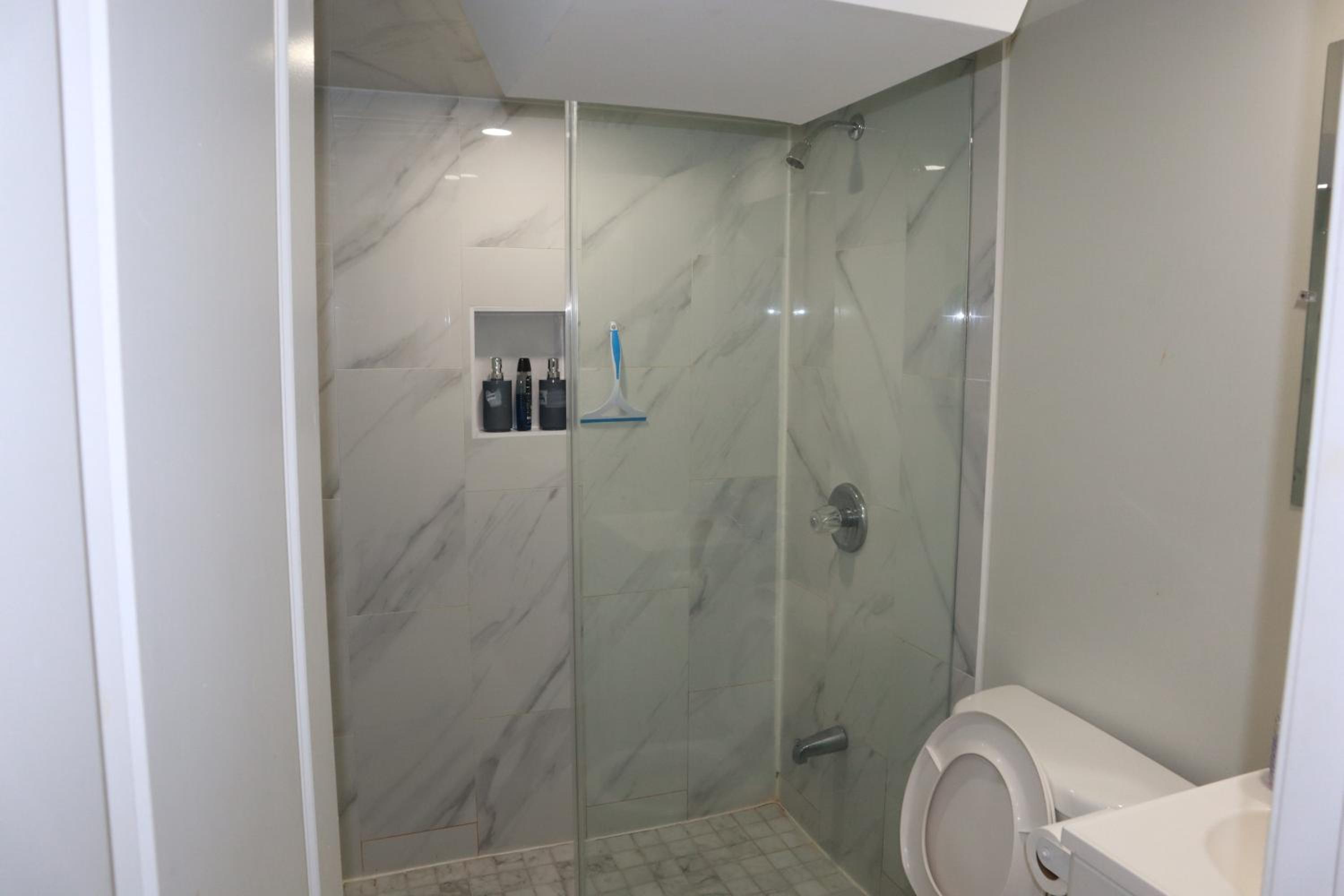 Stunning Furnished 2 Bedroom 2 Washroom Basement Apartment