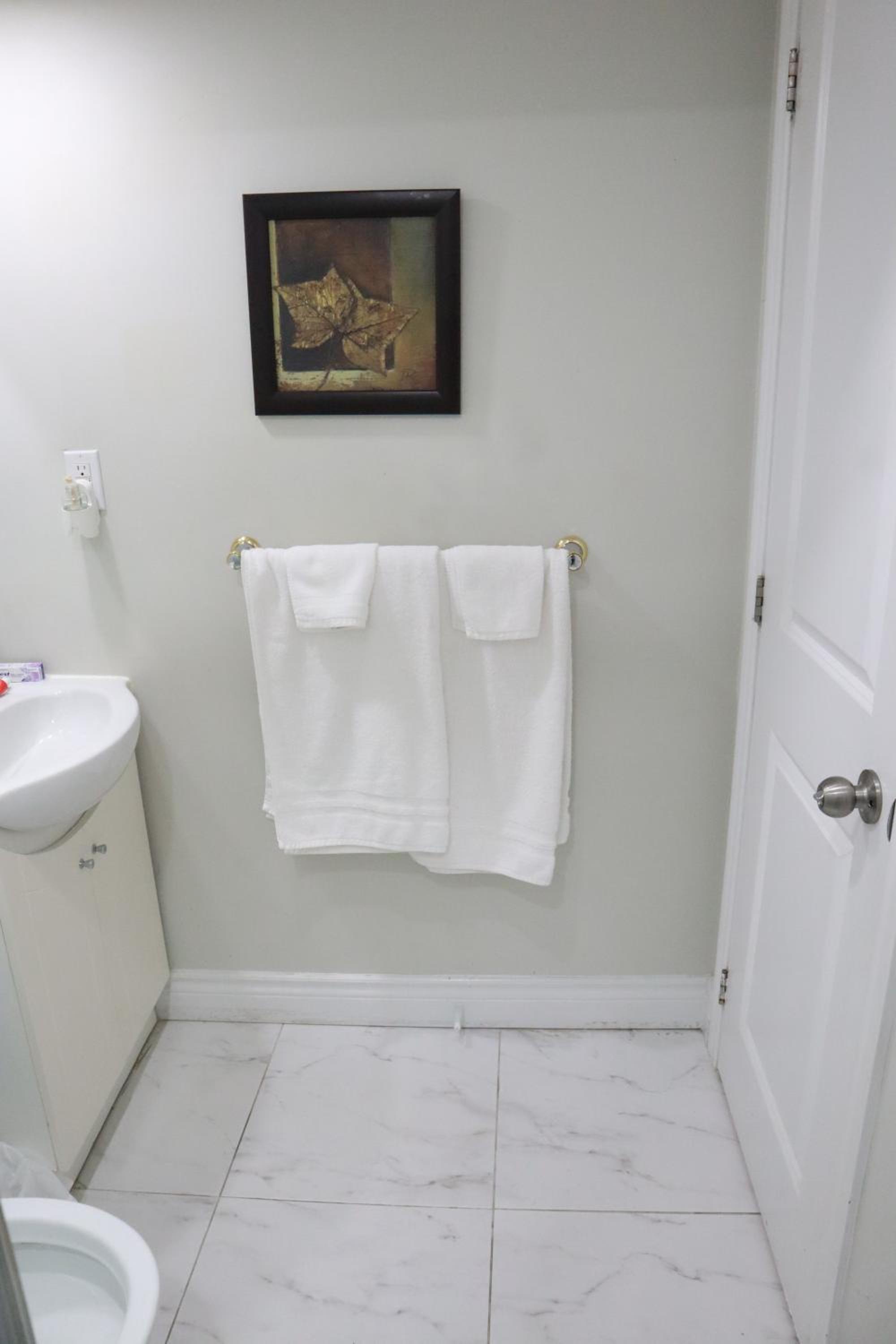 Stunning Furnished 2 Bedroom 2 Washroom Basement Apartment