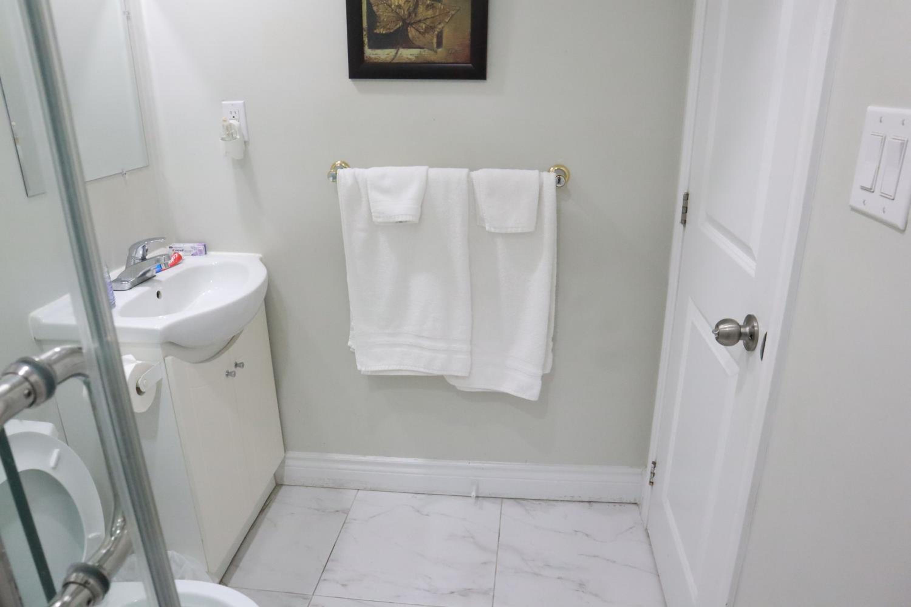 Stunning Furnished 2 Bedroom 2 Washroom Basement Apartment