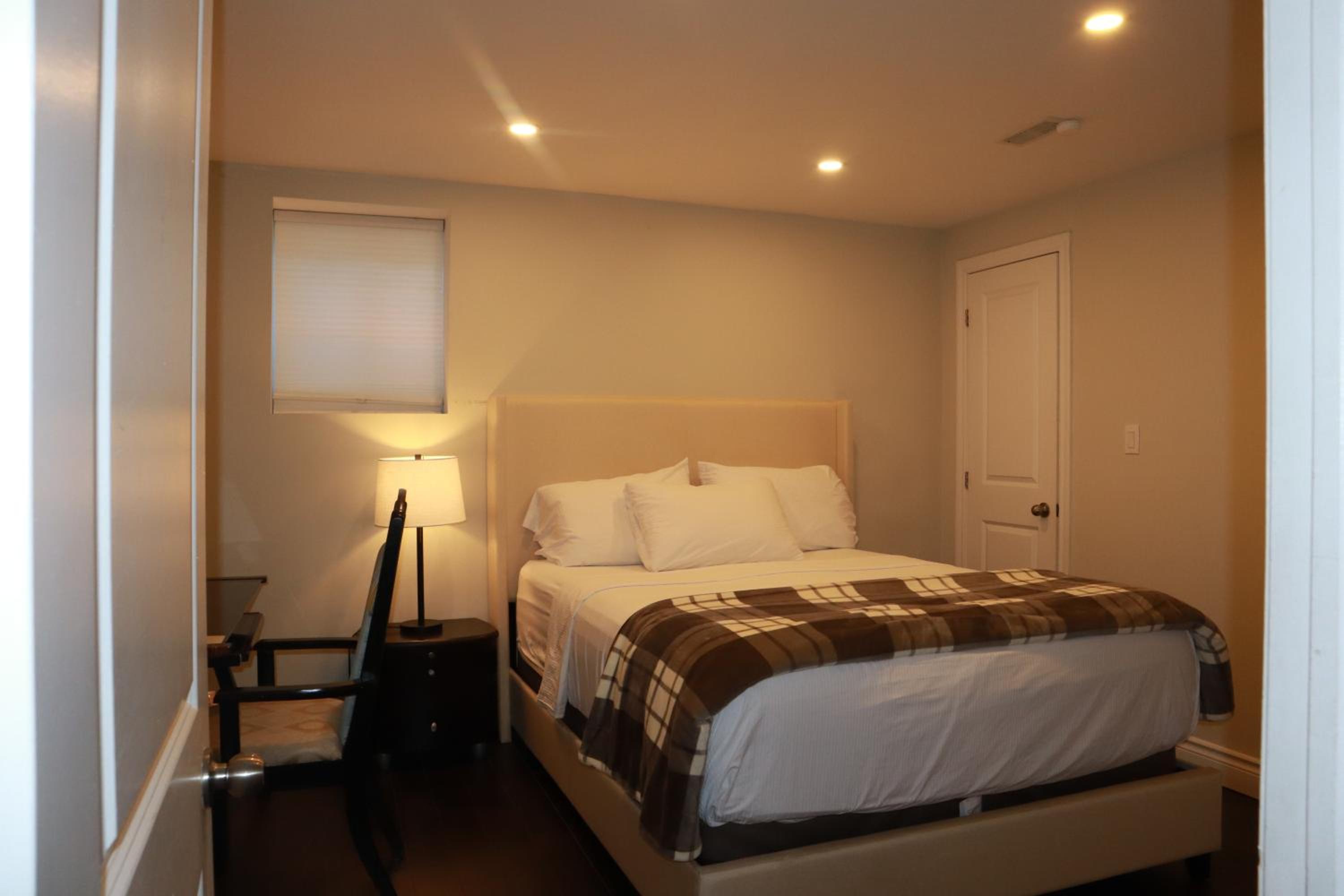 Stunning Furnished 2 Bedroom 2 Washroom Basement Apartment