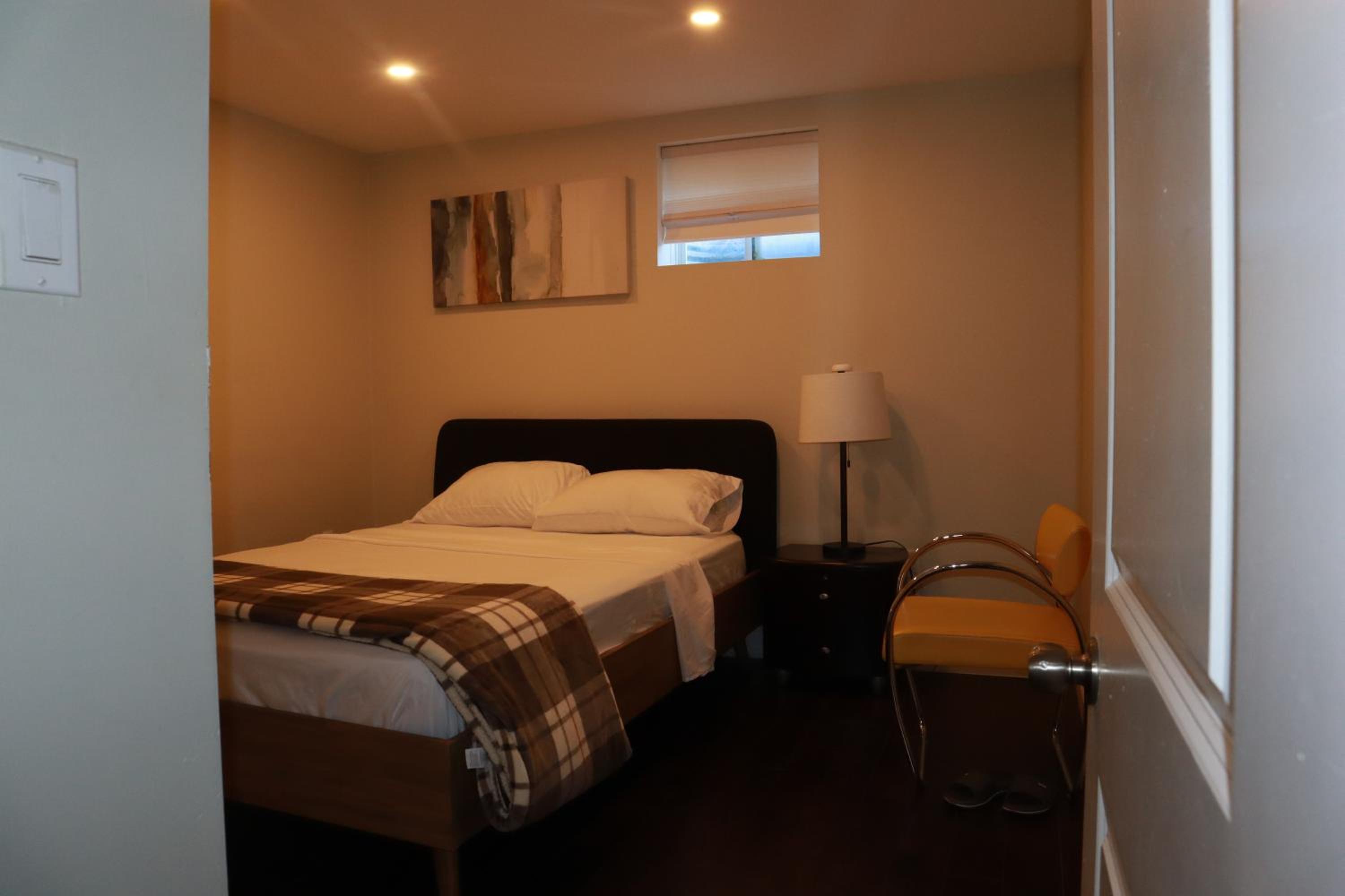 Stunning Furnished 2 Bedroom 2 Washroom Basement Apartment
