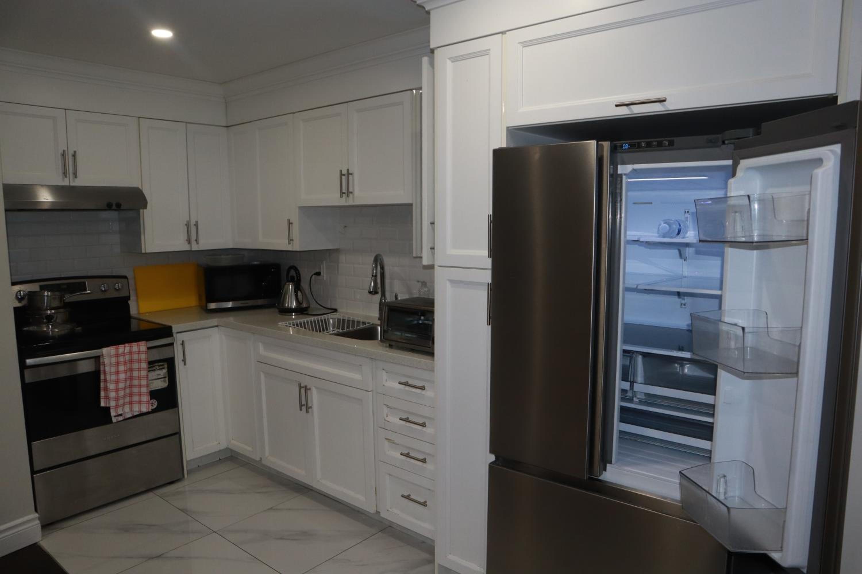 Stunning Furnished 2 Bedroom 2 Washroom Basement Apartment