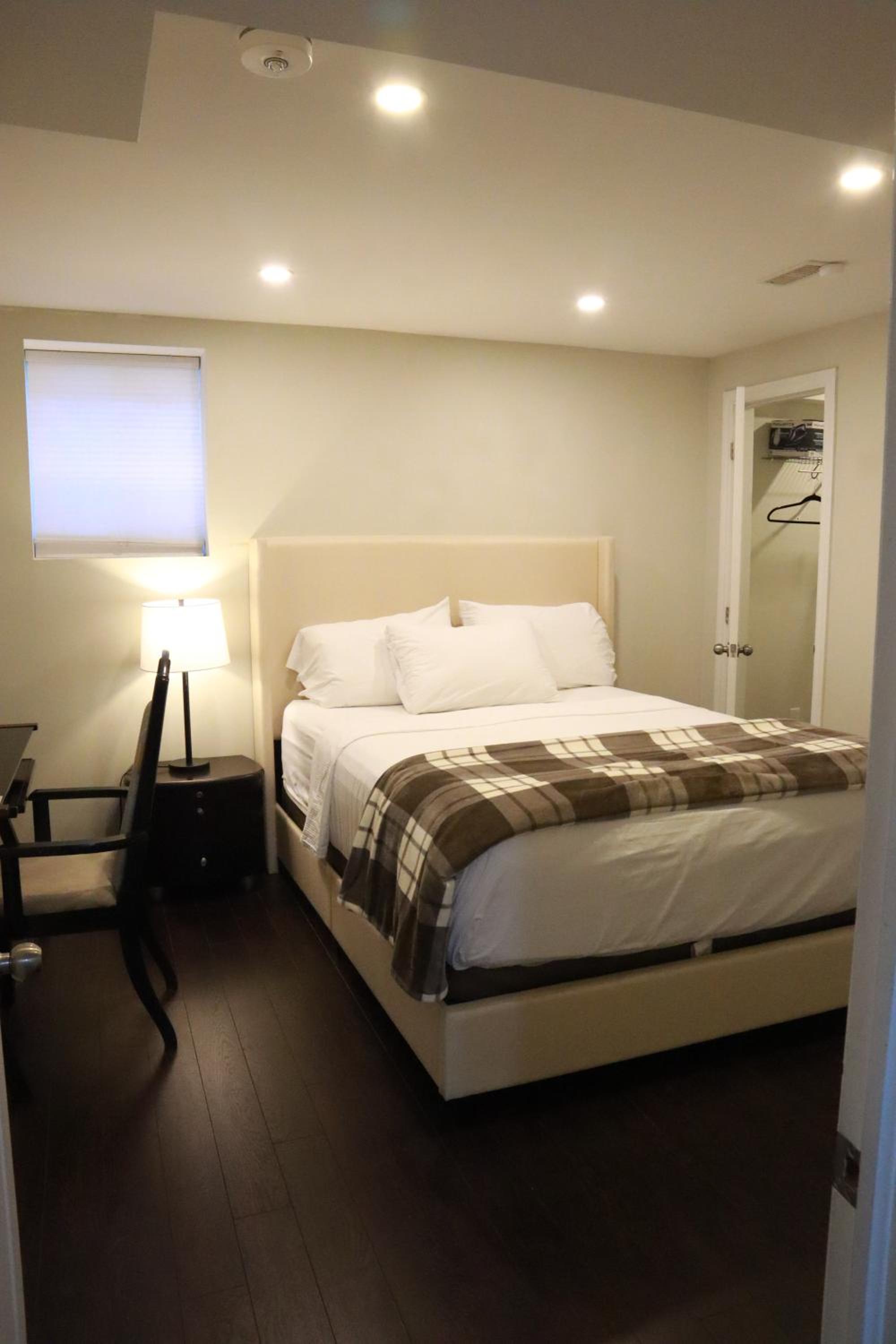 Stunning Furnished 2 Bedroom 2 Washroom Basement Apartment