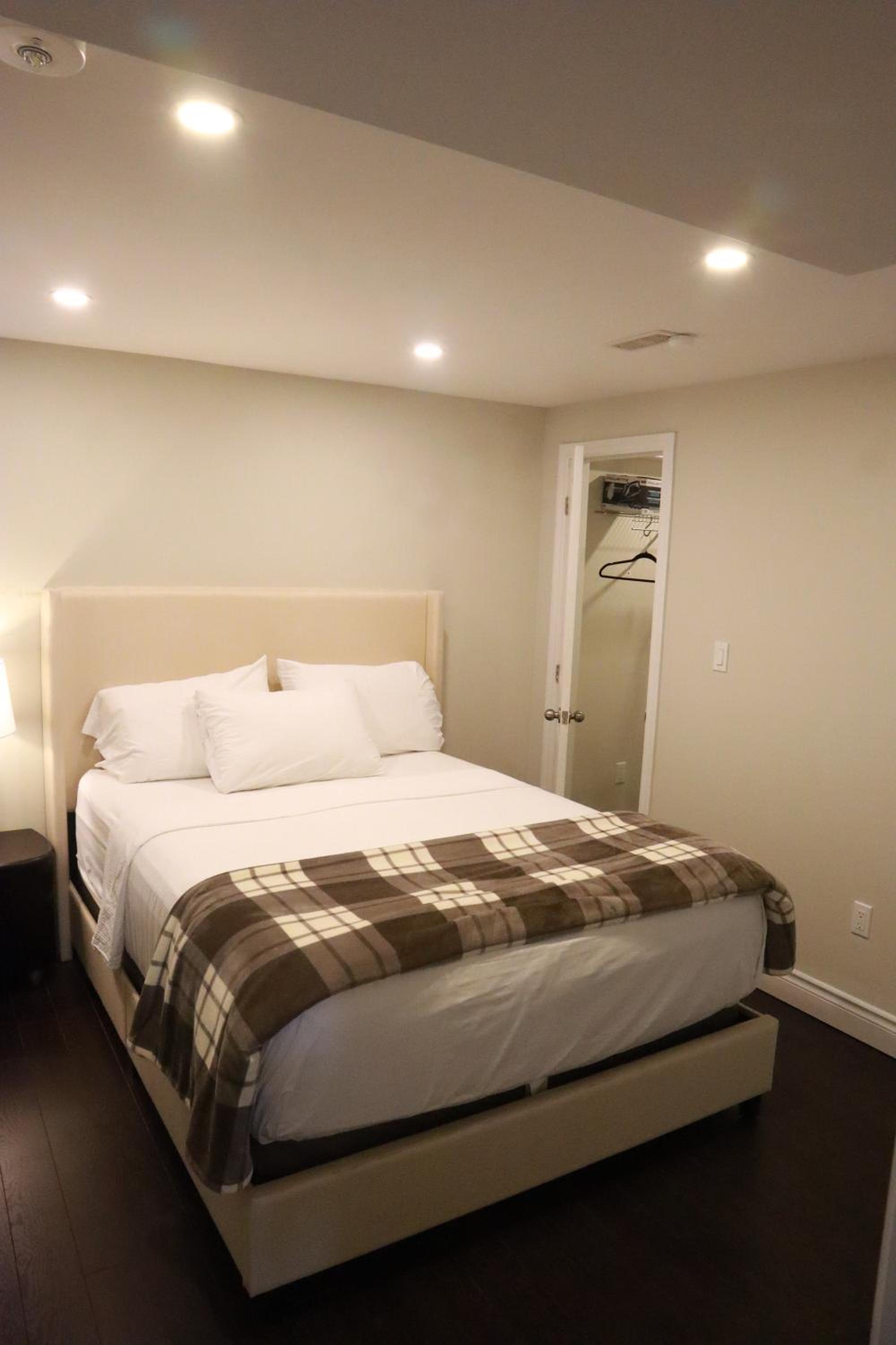 Stunning Furnished 2 Bedroom 2 Washroom Basement Apartment
