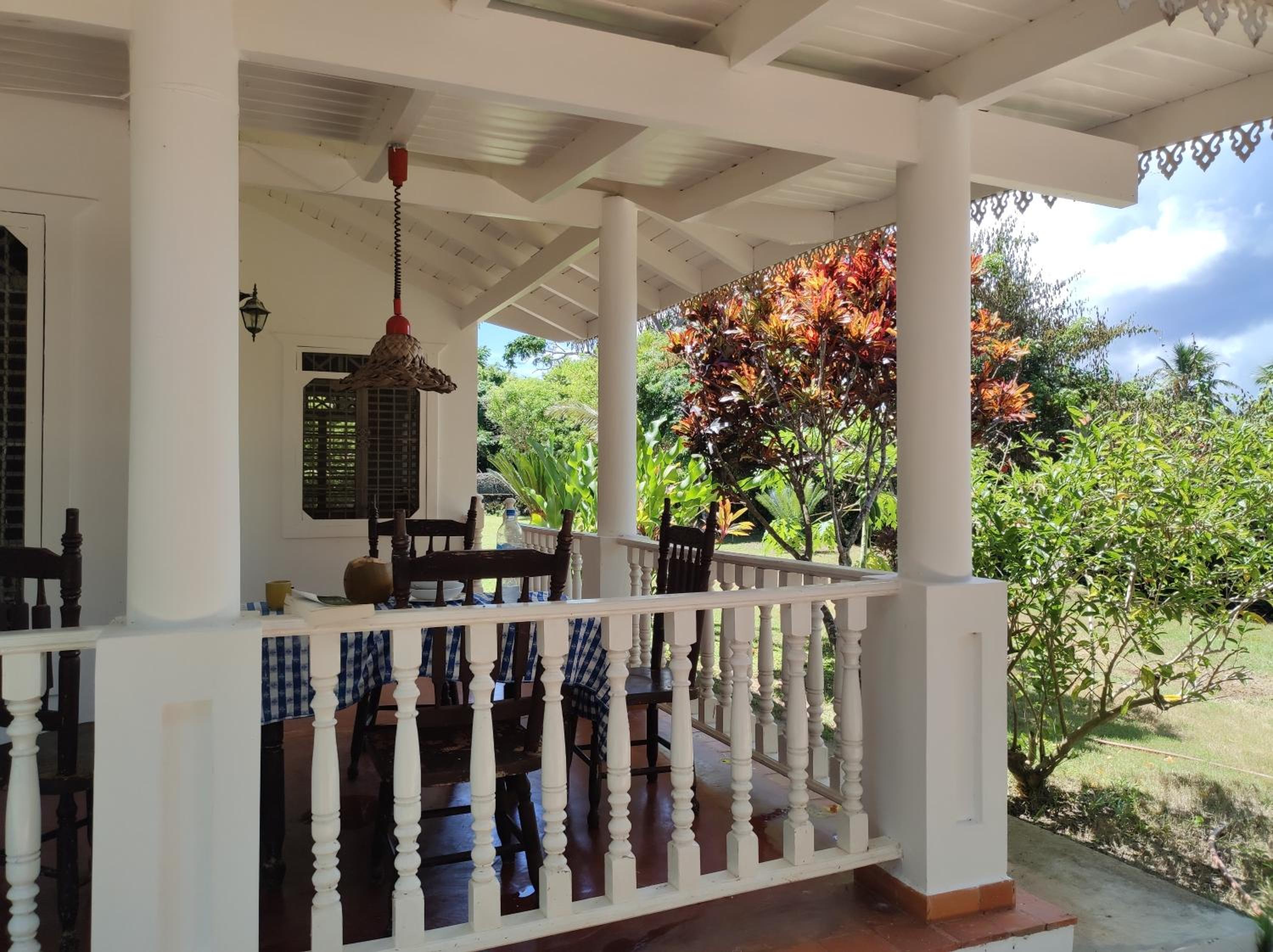 Casita Colonial con jardín