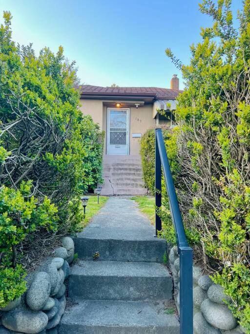 Unique park house 5min walk to subway