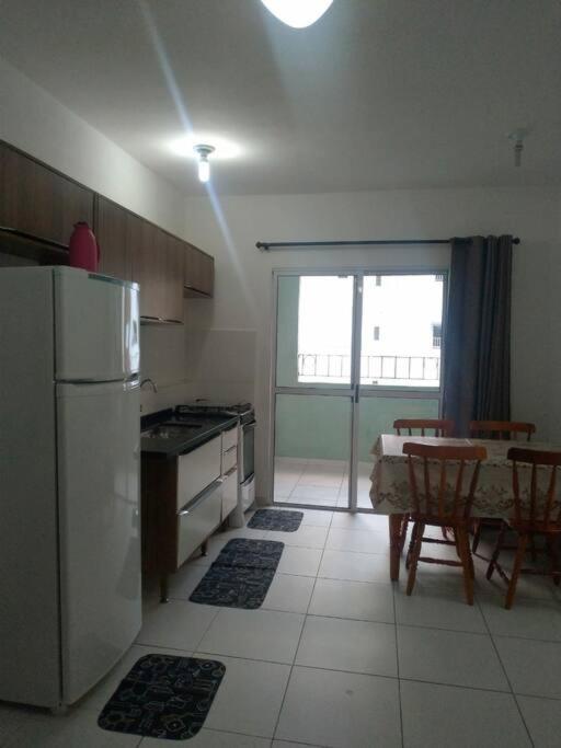 Ap 350 a pé praia Perequê Mirim, Santa Rita, Enseada, a 5 minutos de carro Lamberto, Lázaro e Domingas Dias