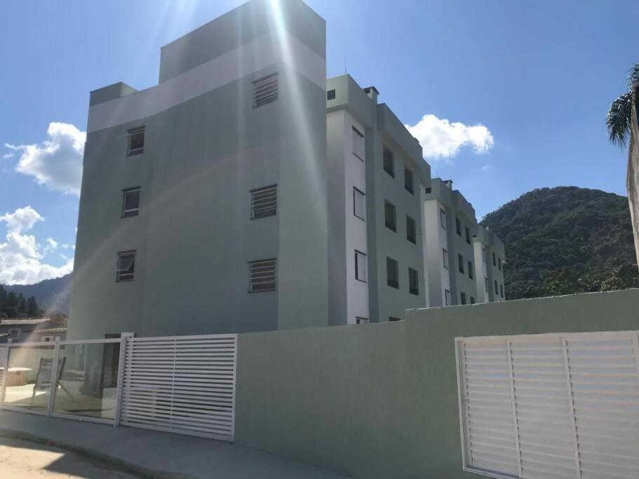 Ap 350 a pé praia Perequê Mirim, Santa Rita, Enseada, a 5 minutos de carro Lamberto, Lázaro e Domingas Dias