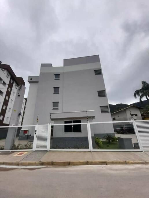 Ap 350 a pé praia Perequê Mirim, Santa Rita, Enseada, a 5 minutos de carro Lamberto, Lázaro e Domingas Dias