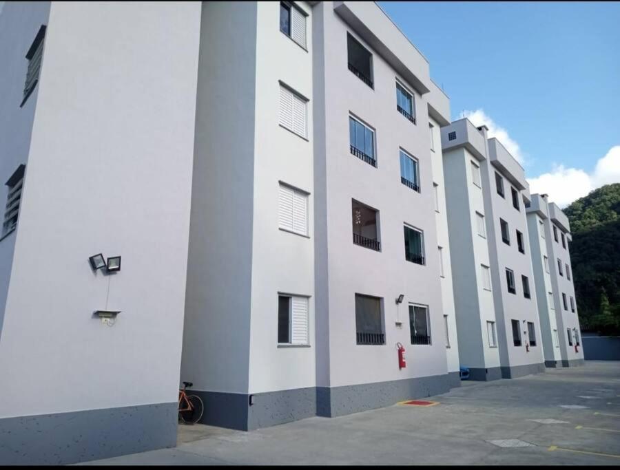 Ap 350 a pé praia Perequê Mirim, Santa Rita, Enseada, a 5 minutos de carro Lamberto, Lázaro e Domingas Dias