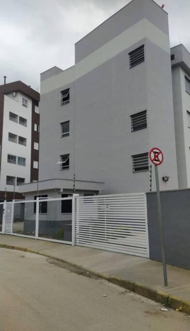 Ap 350 a pé praia Perequê Mirim, Santa Rita, Enseada, a 5 minutos de carro Lamberto, Lázaro e Domingas Dias