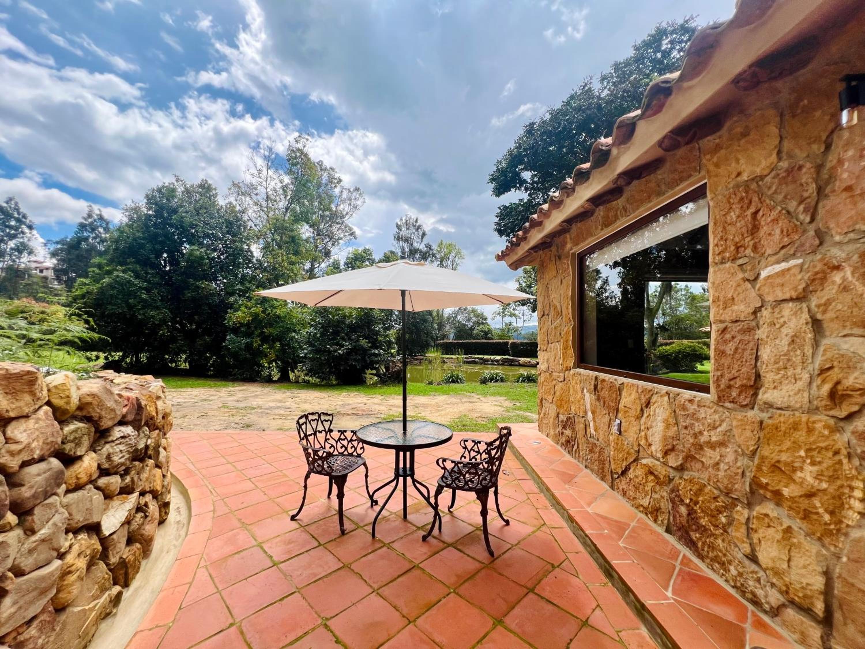 Pancha Mama campestre- 2 cabañas hermosas con lago y piscina