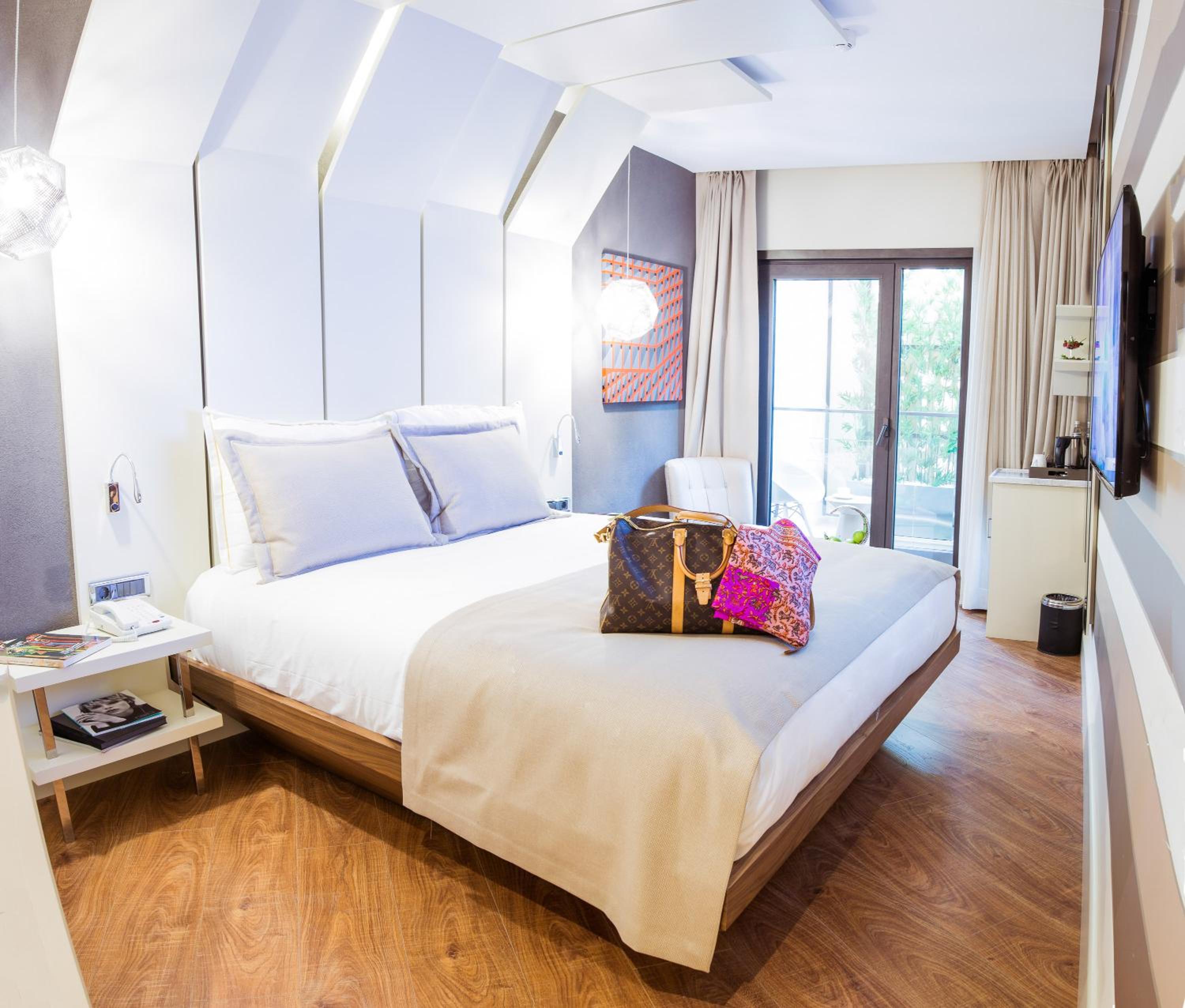 Maroon Otel Pera - Image 20