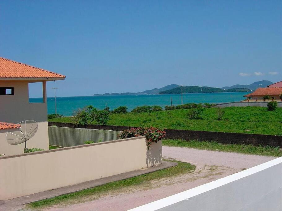 LINDA CASA COM PISCINA EM PICARRAS SC e VISTA PARA O MAR