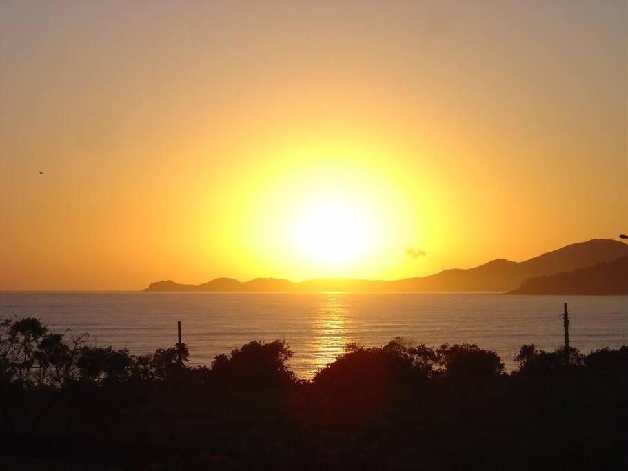 LINDA CASA COM PISCINA EM PICARRAS SC e VISTA PARA O MAR