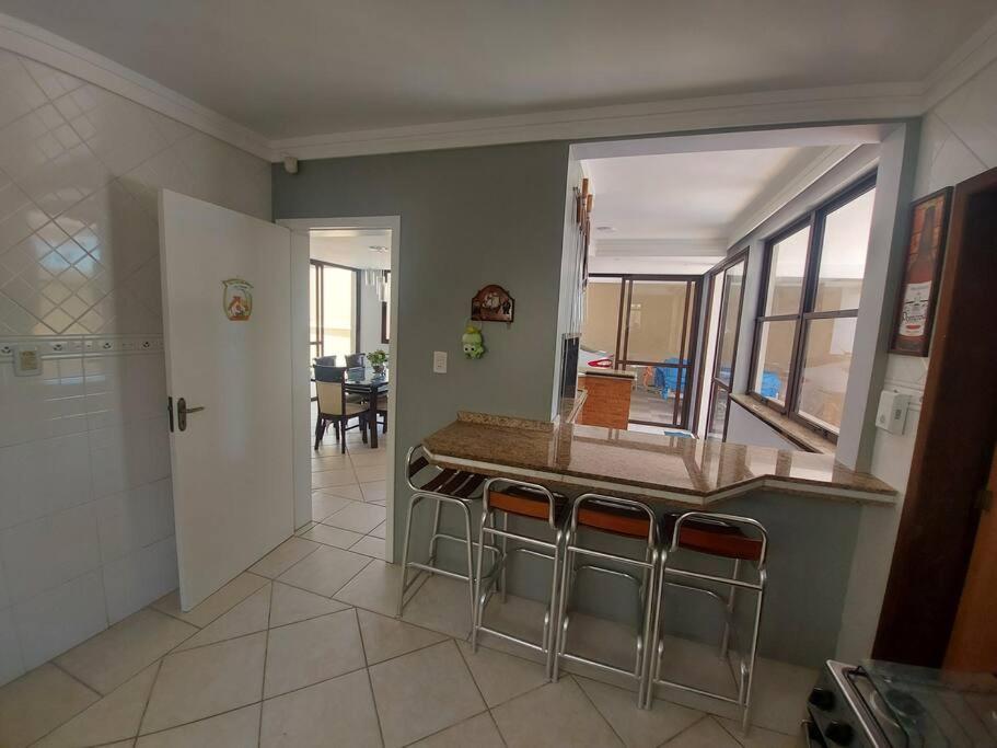 LINDA CASA COM PISCINA EM PICARRAS SC e VISTA PARA O MAR