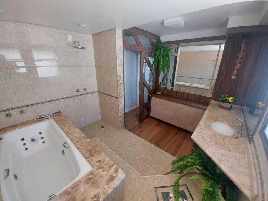 LINDA CASA COM PISCINA EM PICARRAS SC e VISTA PARA O MAR