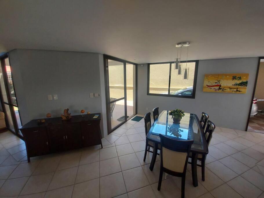 LINDA CASA COM PISCINA EM PICARRAS SC e VISTA PARA O MAR